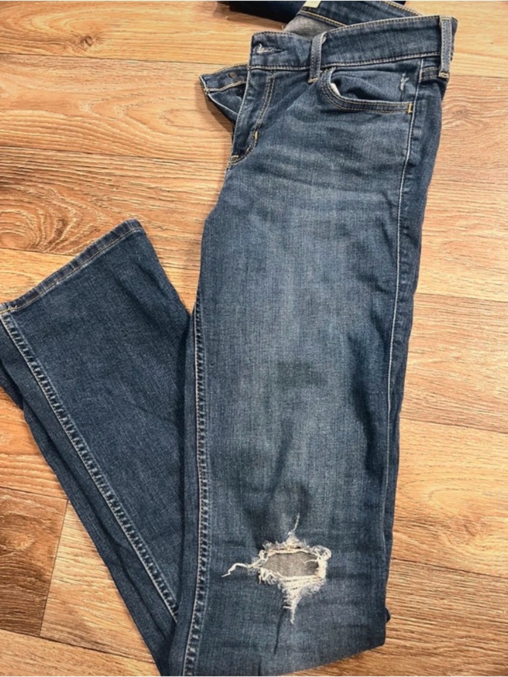Hollister Women's Dark Blue Skinny Jeans with Distressed Knee